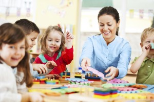 Grupo de niños jugando en la guardería